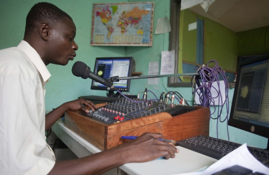 FAO e a Associação Mundial de Rádios Comunitárias lançam consultas regionais virtuais