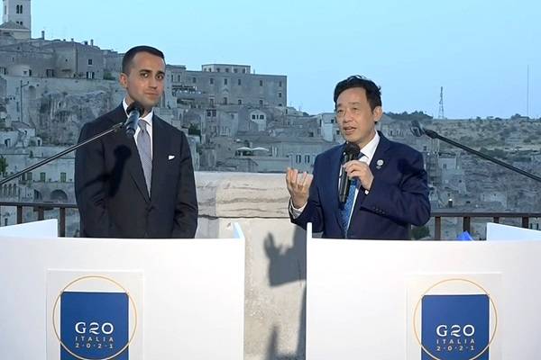 FAO Director-General with Italy’s Minister of Foreign Affairs and International Cooperation, Luigi Di Maio, at press conference, after G20 meetings in Matera.