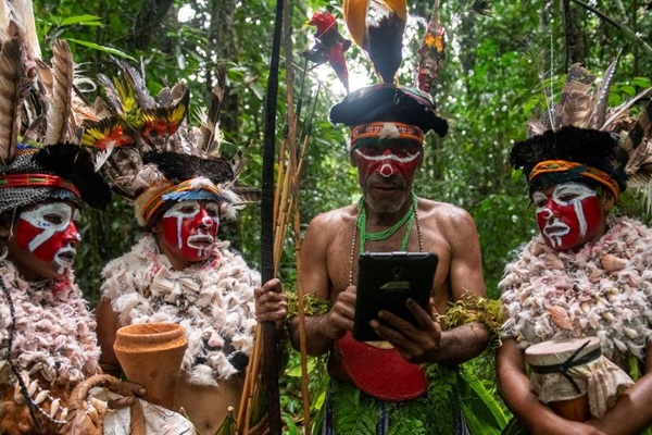 Apoyo a una comunidad de Pueblos Indígenas para vigilar los bosques con satélites y tabletas