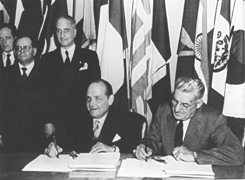 FAO Director-General Norris E. Dodd from USA and Italian Ambassador Gino Buti sign the agreement to transfer the headquarters of FAO from Washington DC to Rome (31 October, 1950).