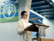 Carla Fracci pronuncia un discurso a la ceremonia del Día Mundial de la Alimentación en ocasión de su nombramiento como Embajadora de buena voluntad de la FAO, Roma, Italia