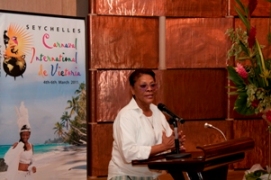 FAO Goodwill Ambassador, Dionne Warwick, speaks at the Carnaval International de Victoria, Seychelles