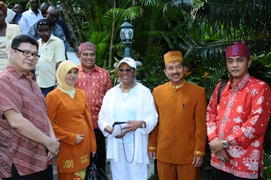 FAO Goodwill Ambassador, Dionne Warwick, at the Carnaval International de Victoria, Seychelles
