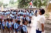 Galván, République Dominicaine- Cérémonie de levée du drapeau à l'école primaire dans la ville de Galván de la République Dominicaine,  où la majorité  des élèves vient de familles qui gagnent moins d'un dollar par jour.