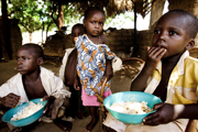 Niños que comen arroz, en el pueblo de Tougo, Burkina Faso
