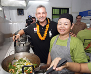 Roberto Baggio con los beneficiarios durante la visita a un proyecto en Laos.