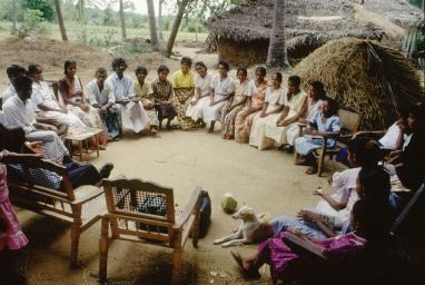 Reunión comunitaria para conversar sobre una iniciativa de desarrollo