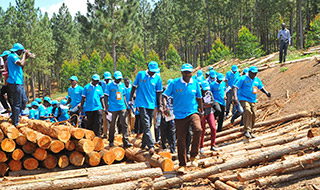 Los jóvenes asumen el liderazgo en la adaptación comunitaria en Uganda