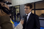Massimo Ranieri parla con i media nella sede della FAO a Roma.