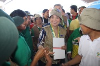 Lea Salonga visits an FAO project in the Philippines.