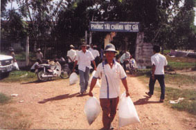 Granjero que acaba de recibir sus alevines a trav&eacute;s del proyecto de asistencia emergente de la FAO, Provincia de Dong Thap - (foto RVA 2001) 