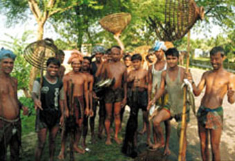 Pescadores mostrando sus capturas despu&eacute;s  una ma�ama de pesca (distrito de Tangail, Bangladesh).