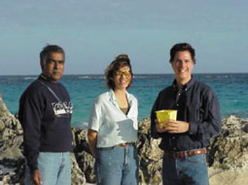 De gauche � droite: M. Bisessar Chakalall, Fonctionnaire Principal des P�ches, FAOSLAC, Barbados; Dr Samia Sarkis, Reponsable du Programme d'Aquaculture, Bermuda Biological Station for Reseach; M. Alessandro Lovatelli, Fonctionnaire des P�ches (Aquaculture), FAO FIRI, Rome, Italie