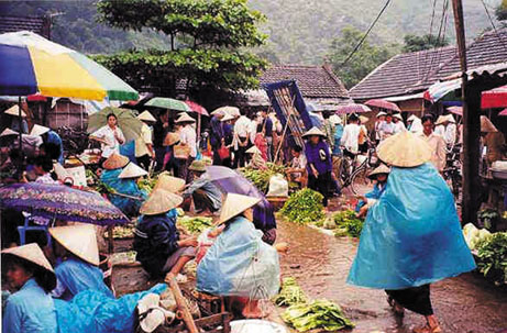 El Mercado en la ciudad de Lai Chau en un d&iacute;a de lluvia