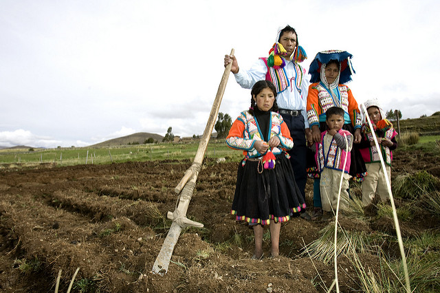 Familia rural del distrito de Ocongate cerca de Cusco, Perú.