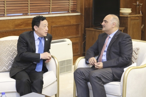El Director General de la FAO se reúne con el Excmo Sr. Bisher Al Khasawneh, Primer Ministro de Jordania, y participa en un taller sobre el agua