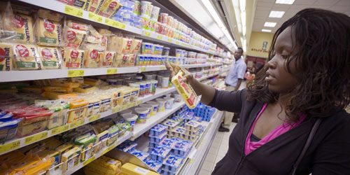A customer browsing cheese in the dairy section at the Shoprite supermarket in Swaziland ┃ © FAO / Giulio Napolitano