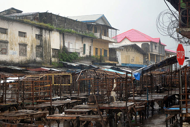Una calle vacía en el mercado del distrito de West Point, en Monrovia, 20 de agosto de 2014