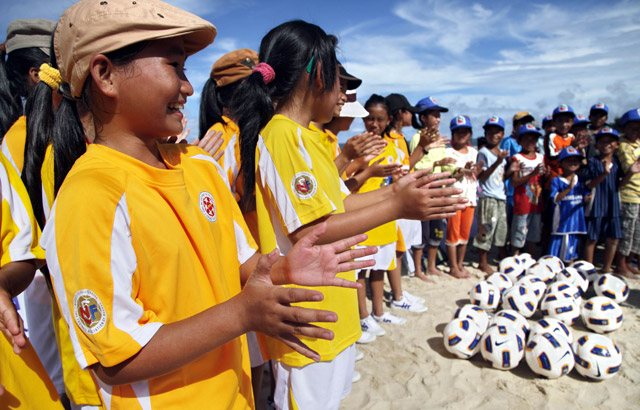 Des enfants participent à une démonstration de football au sein d’une communauté recevant l’aide de la FAO et de l’AFC