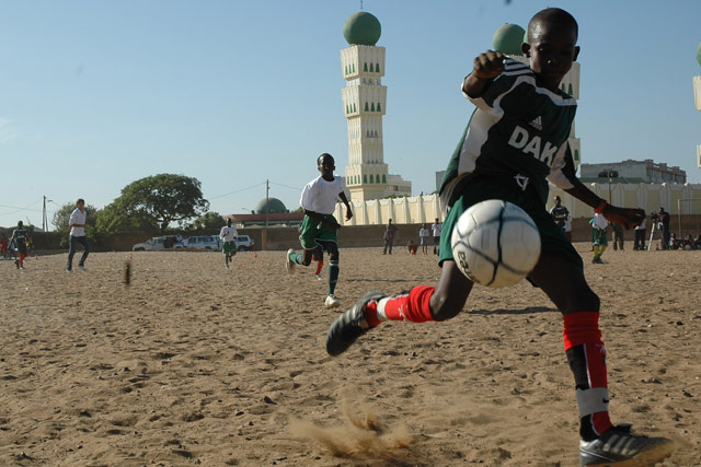 Le "Football professionnel contre la faim" en visite au Caire