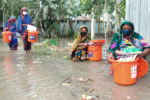 13 July 2020, Kurigram district, Bangladesh Women receive dignity kits from UNFPA, distributed by CARE Bangladesh and local partners. ©UNFPA