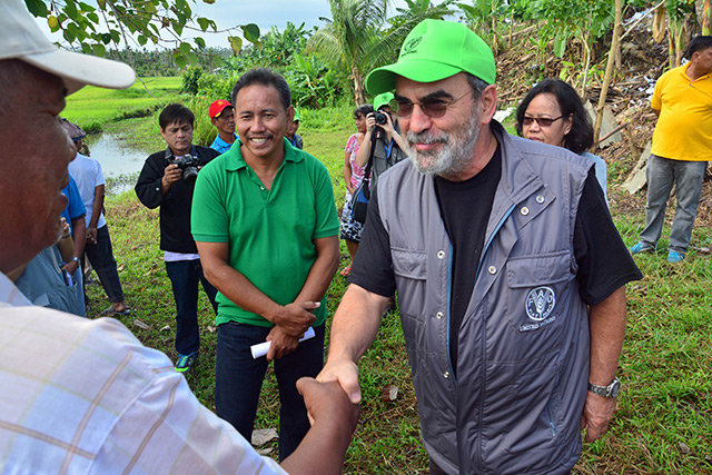 FAO Director-General meets typhoon-stricken farmers in the Philippines