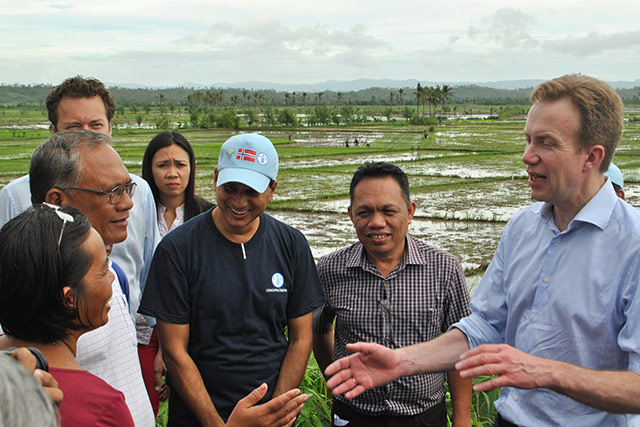 Norway's Minister of Foreign Affairs, Børge Brende, with farmers in the Philippines