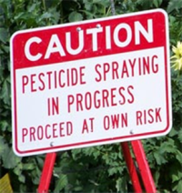 تحذيـر جاري العمل في رش مبيدات الآفات التقدم على مسؤوليتك الشخصية