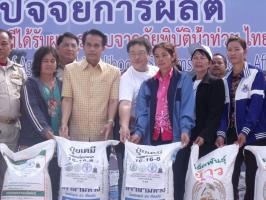 Isaan rice farming families receive emergency inputs - Flood affected farmers to resume livelihoods