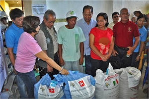 Typhoon-stricken farmers receive first emergency seeds