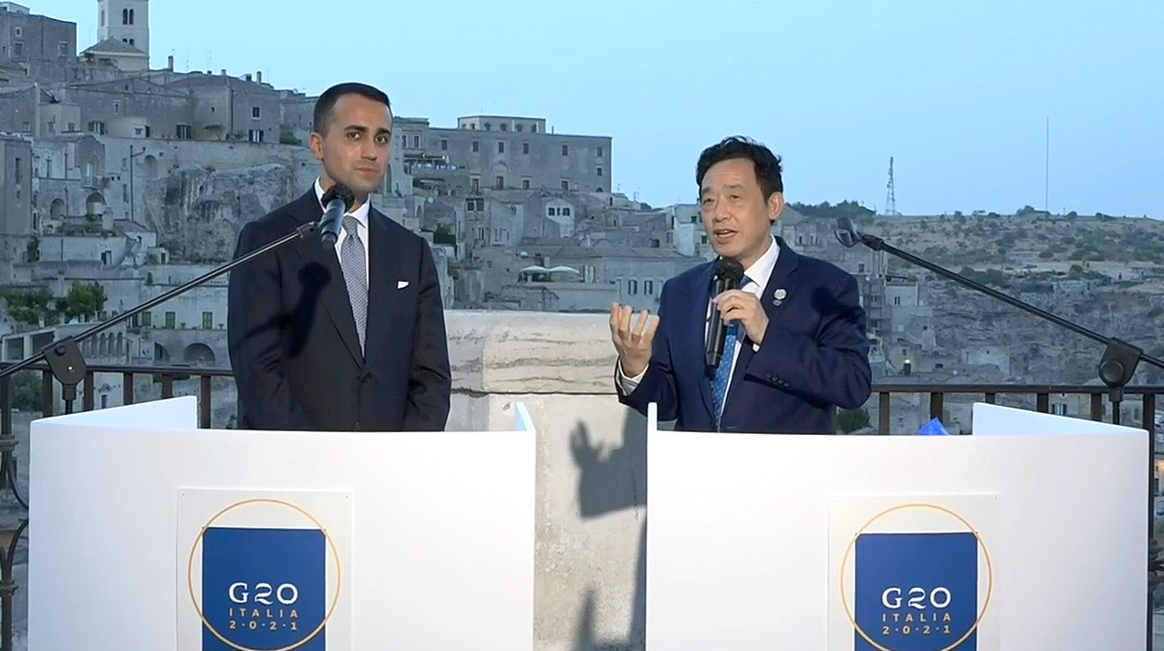 FAO Director-General with Italy’s Minister of Foreign Affairs and International Cooperation, Luigi Di Maio, at press conference, after G20 meetings in Matera.