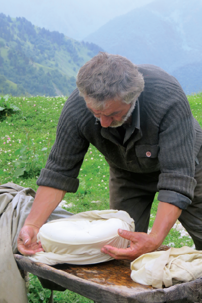 Production de fromage guda dans le Tusheti, Géorgie