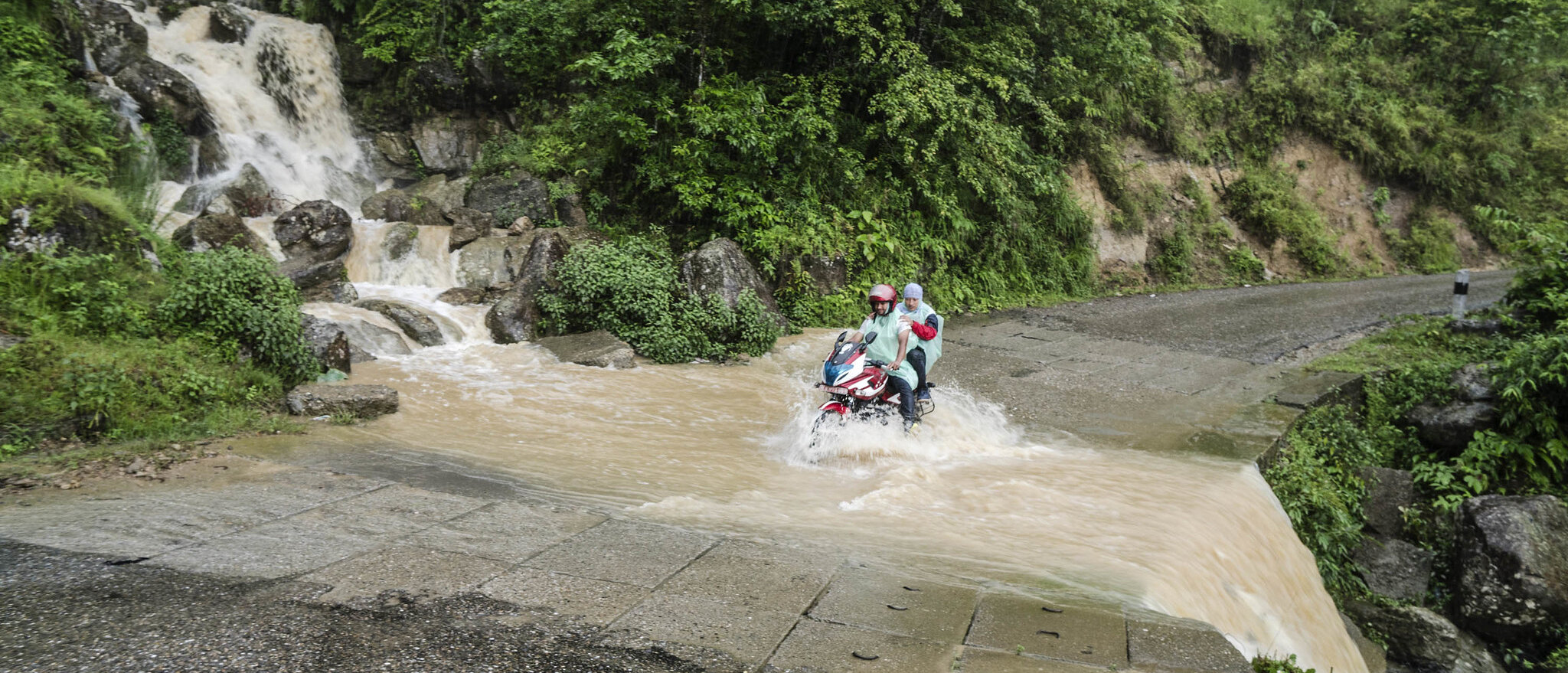 Central Asia, Nepal - Landslides, soil erosion and flooding of the roads near Sandhikharka  ©FAO/Chris Steele-Perkins/Magnum Ph