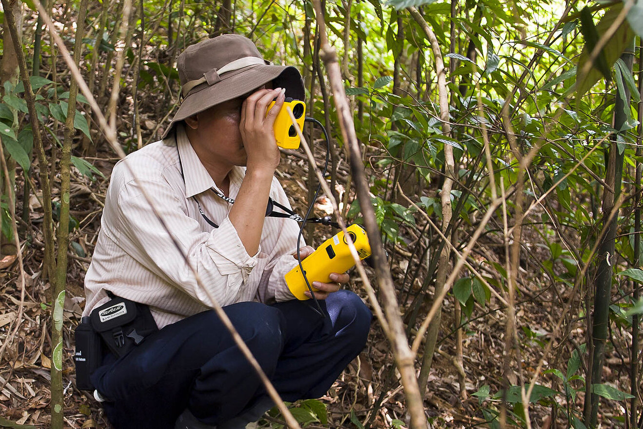 Researchers for the NFA using laser technology device ©FAO/Joan Manuel Baliellas
