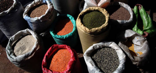 Cereales en venta en un mercado en Pakistán ©FAO/Asim Hafeez