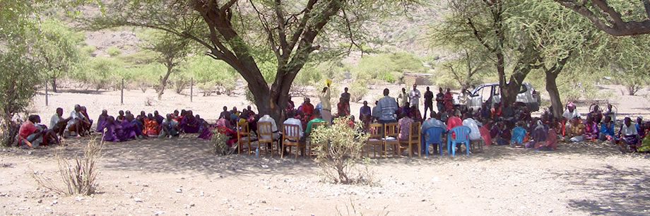 Project meeting, Engaresero Maasai Pastoralist Heritage Area (Tanzania). © FAO/David Boerma.